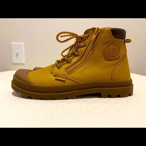 Palladium soft Leather Boots Boy Youth Size 3 Tan, with laces and zipper,